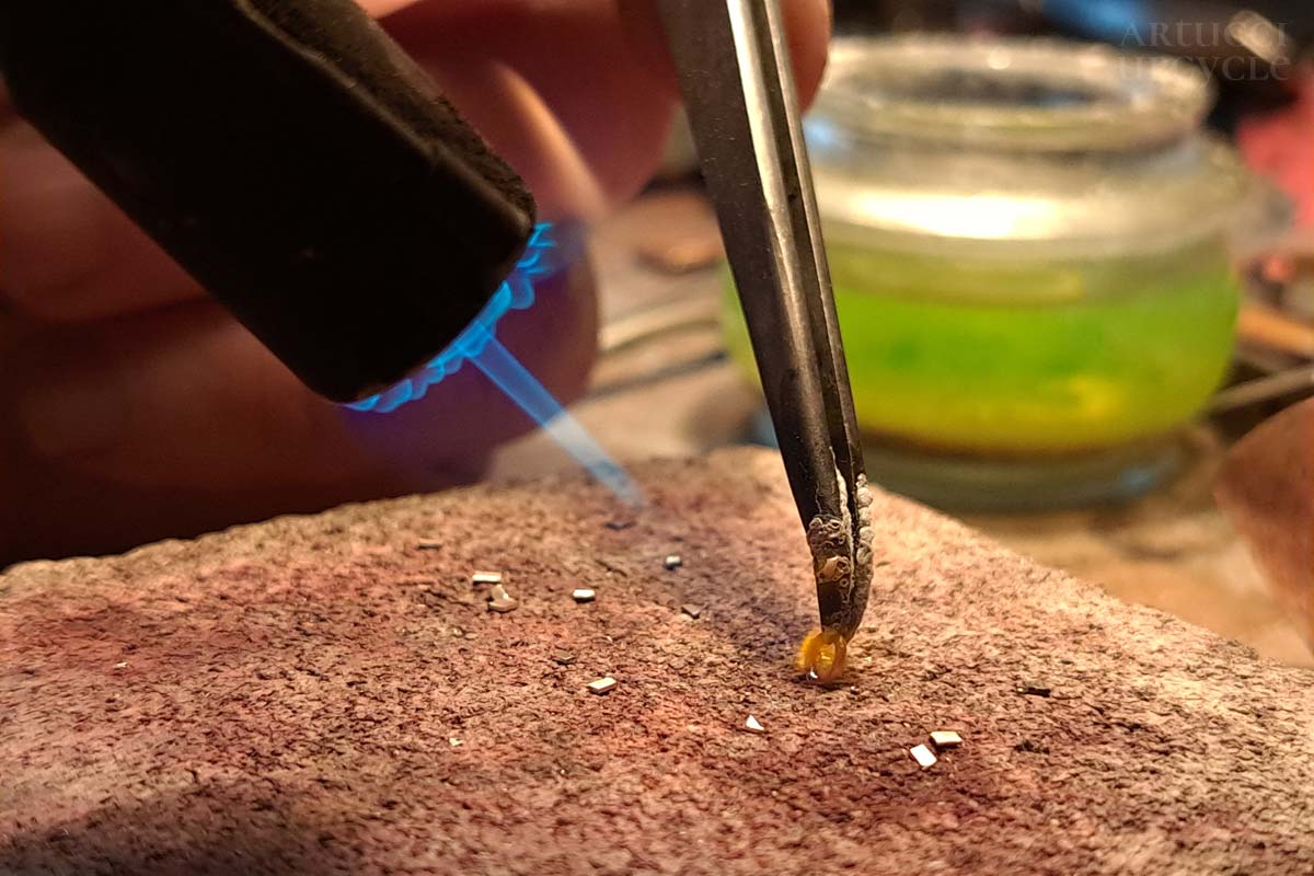 Ékszer alkatrész lágyítása az Artucci műhelyben